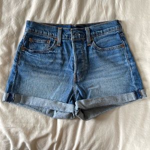 WOMENS LEVI SHORTS SIZE 27